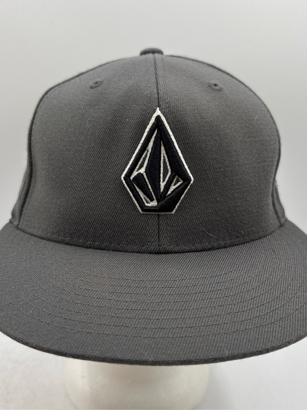 Volcom 210 Fitted Hat Flexfit Men’s Grey S/M 6 7/8 - 7 1/4 Stone Logo Flat Bill